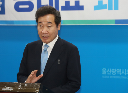 이낙연 더불어민주당 당 대표 후보가 28일 오후 울산시의회 프레스센터에서 울산 언론인들과 기자회견을 하고 있다.   [연합뉴스]